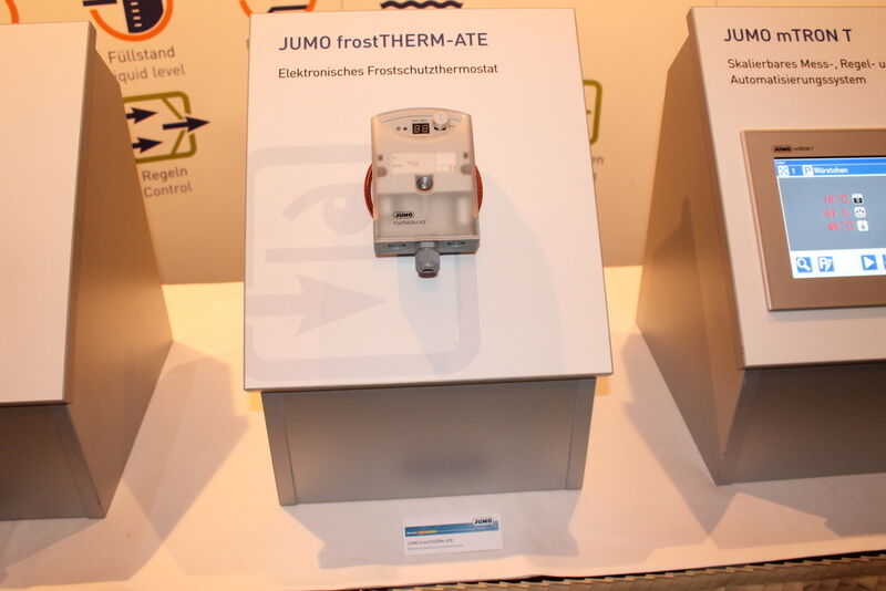 Beim Frostschutzthermostat Frosttherm-ATE wird mittels einer dampfgefüllten Fühlerleitung und einer Membrane die tiefste Temperatur, die an der Fühlerleitung anliegt, über eine Länge von 250 mm ermittelt. (Kunze/elektrotechnik)