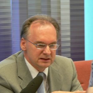 Dr. Reiner Haseloff, Wirtschaftsminister von Sachsen-Anhalt: „Das mitteldeutsche Chemiedreieck verfügt über eine Chemieparkfläche von mehr als 5500 Hektar sowie über hochmoderne Stoffverbünde. Diese Standorte bieten mit ihrem Synergiepotential beste Voraussetzungen für neue Ansiedlungen.“ Bild: isw