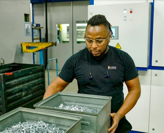 Jeden Tag laufen 450.000 Einzelteile für die Schrittmotoren durch die Produktion bei Johnson Electric in Murten, die anschließend entfettet werden müssen. Jeden Tag laufen 450.000 Einzelteile für die Schrittmotoren durch die Produktion bei Johnson Electric in Murten, die anschließend entfettet werden müssen.
