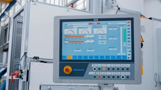 Blick auf die Steuerung einer Nagel-Honmaschine des Typs VL 15 respektive VL 30. Die MS-U-Steuerung sei über das Touch-Bedienpanel sehr leicht bedienbar. (Bild: Nagel)