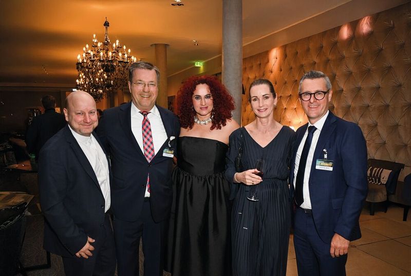 Besa Agaj (m., IT-BUSINESS) mit (v. l.) Frank Gerich (Seagate), Andreas Hansen (Boston), Katja Neumann (Vertiv) und Alexander Maier (Ingram Micro) (Bild: Hannes Magerstädt)