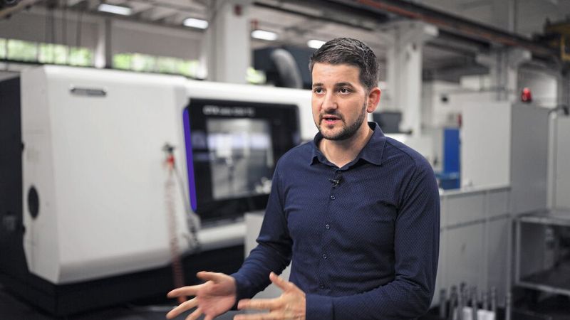 Manuel Pleschberger, Produktionsleiter von Hellmerich Precision Components, ist überzeugt von der neuen sensorisierten Spannbacke iJaw von Röhm. (Bild: Röhm)