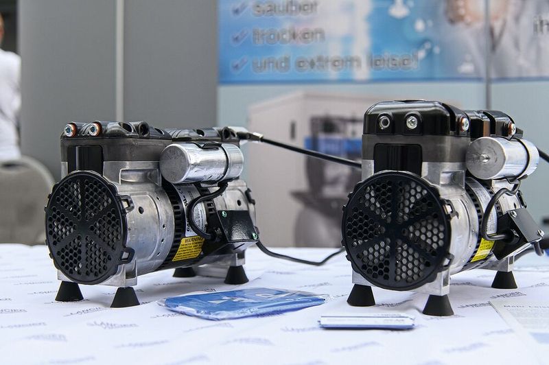 ... bis hin zu ölfreien Druckluftkompressoren. Die LAB-SUPPLY bietet (fast) alles für den Laborbedarf.   Mehr Infos zu den kommenden LAB-SUPPLY-Messen finden Sie auf www.lab-supply.info  (Bild: Stefan Stark)