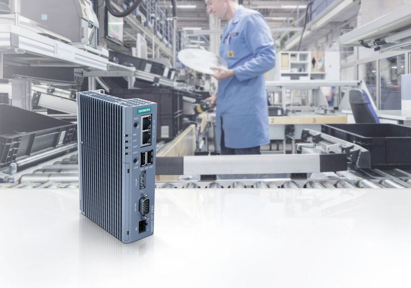Siemens bringt ein auf der TI ARM-Prozessorfamilie aufbauendes Gateway (Simatic IOT2050) zwischen Cloud, firmeneigener IT und Produktion auf den Markt, das am Siemens-Stand auf der Hannover Messe 2020 (Halle 9) in Augenschein genommen werden kann. Es ist für industrielle IT-Lösungen zur Sammlung, Verarbeitung und Übermittlung von Daten direkt im Fertigungsumfeld ausgelegt. Damit lässt sich die Fertigung mit einer Cloud-basierten Datenanalyse von Maschinen- und Produktionsdaten verbinden. Das neue IoT-Gateway ist zukünftig mit einer Edge-Funktionalität ausgestattet und lässt sich so einfach in Siemens Industrial Edge-Lösungen integrieren. Das Gateway kann auch in bereits bestehende Anlagen nachgerüstet werden und dort die Kommunikation zwischen unterschiedlichen Datenquellen harmonisieren, die Daten analysieren und zur Auswertung, etwa in eine Cloud, weiterleiten. Das Cloudsystem kann hierbei MindSphere sein, oder jede andere vom Anwender gewählte Lösung.  (Bild: Siemens AG)