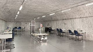 Innenansicht des PTB-Labors UDO II im Salzbergwerk in Grasleben, 430 m unter Tage. Der Fußboden aus aktivitätsarmem Edelstahl ist auf ein mit reinem Steinsalz verfülltes Holzständerwerk aufgebracht. Wände und Decke des Labors bestehen ebenfalls aus dem sehr aktivitätsarmen reinen Steinsalz. (Bild: PTB)