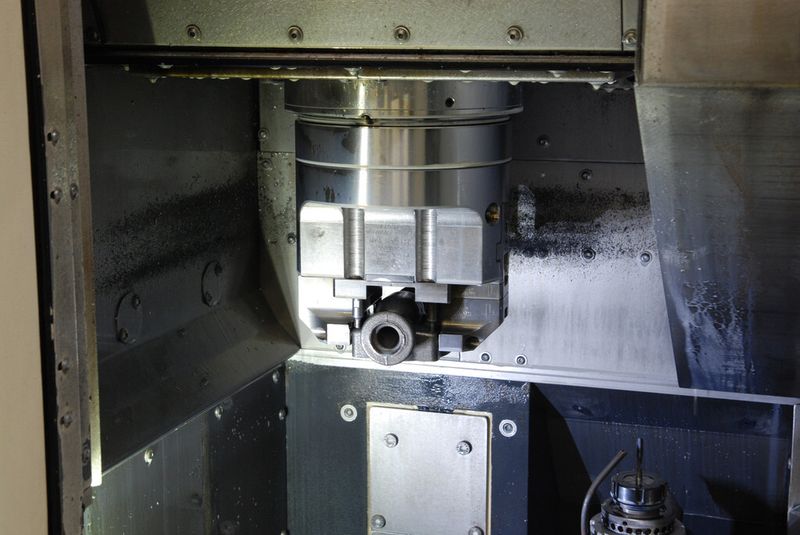 Ein 2-Backen Kraftspannfutter Modell KFD-G von Röhm mit großem Backenhub, 90° Spitzverzahnung und zylindrischer Zentrieraufnahme spannt die Gehäuse auf der Drehmaschine. (Bild: Röhm)