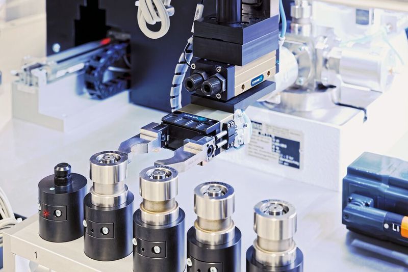 Je nach Bauteilvariante kommen unterschiedliche Prägestempel zum Einsatz, die im Falle einer Verschmutzung automatisch durch Schwesterwerkzeuge ersetzt werden. Die Stempel werden von einem pneumatischen Schunk-MPG-​plus-Kleinteilegreifer in Kombination mit einer Schunk-SRU-mini-14-Schwenkeinheit gehandhabt. (Schunk)