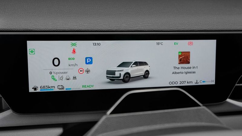 Fahrrelevante Informationen zeigt ein großes Farbdisplay hinterm Lenkrad an. (Bild: Chery)