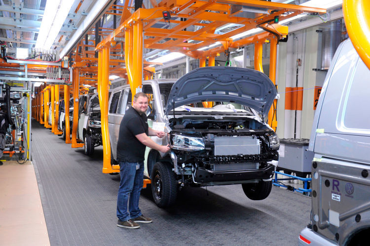 Am kommenden Montag (4. Januar 2016) startet die Produktion bei Volkswagen Nutzfahrzeuge am Standort Hannover auf neuen Bandabschnitten mit höhenverstellbarer Fördertechnik. (Foto: VW)
