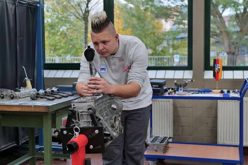 Eric Hermann aus dem Saarland beim Vermessen der Zylinderbohrungen eines Motors. (Bild: Schmidt - VCG)