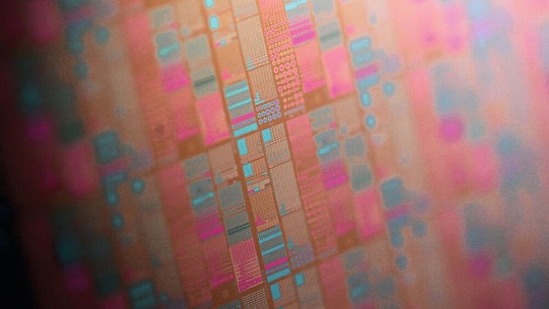 Nahaufnahme (Dieshot) von ferroelektrischen Speicherchips auf einem 300-mm-Wafer des Fraunhofer IPMS.(Bild:  Fraunhofer IPMS)