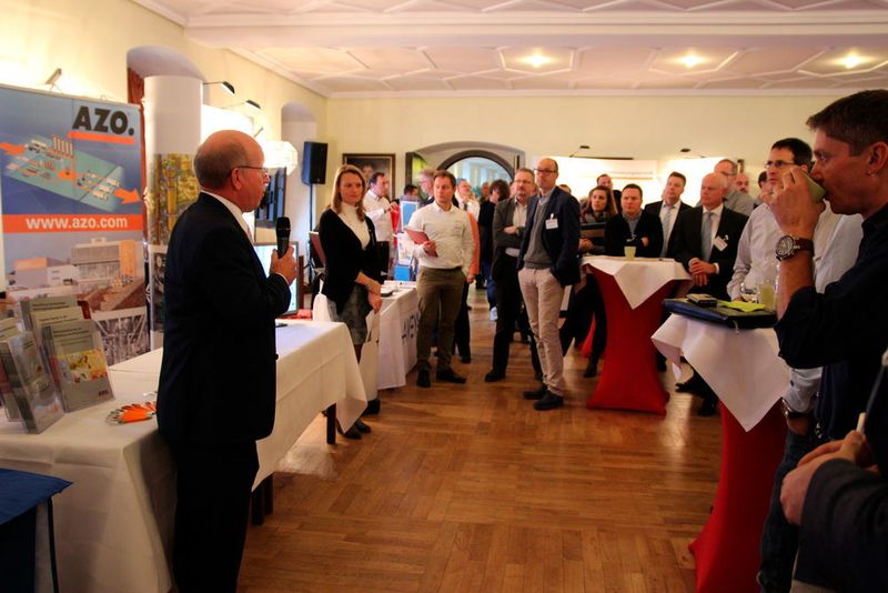 AZO sorgt mit innovativem Schüttguthandling, Rohstoffhandling, Pneumatischen Fördersystemen, Siebmaschinen und Schüttgutcontainern für die zuverlässige Automatisierung von Produktionsprozessen. Im Bild links Hans Filz bei der Ausstellerpräsentation. (PROCESS)
