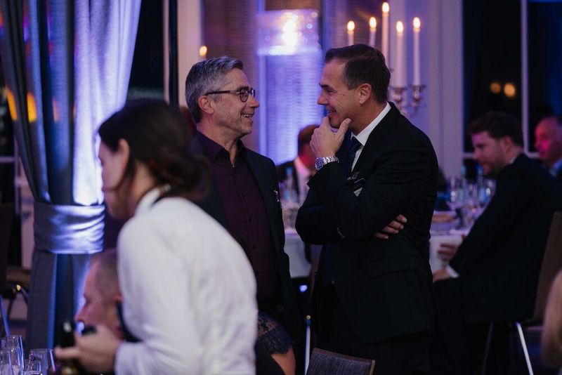 Schnelles Networking, bevor es los geht mit dem Programm. (Bild: Manuel Emme Fotografie)