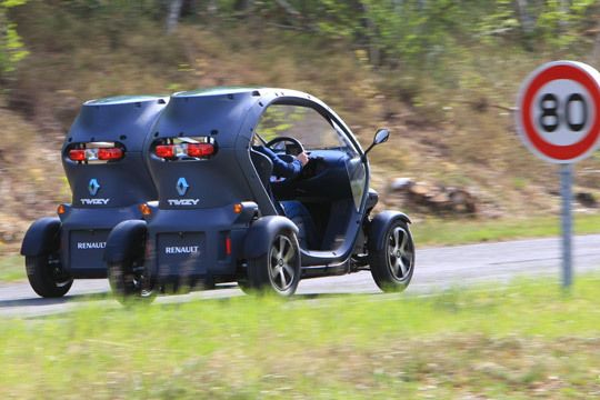 Den Twizy gibt es als S-Klasse-Version mit 5 PS und als Twizy 80 mit 20 PS. Dieser ist dann bis zu 80 Km/h schnell, kostet aber rund 2000 Euro mehr. (Archiv: Vogel Business Media)