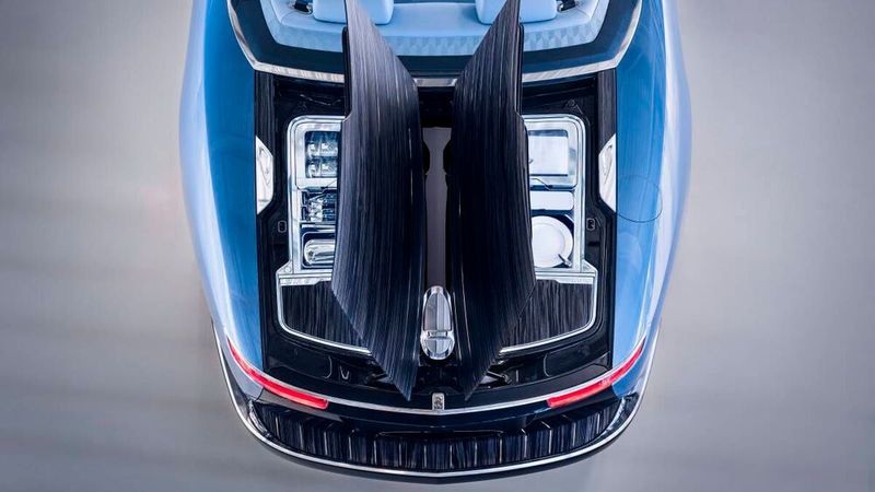 Unter die Boattail-Abdeckung passt fast ein ganzer Hausstand. (Bild: Rolls-Royce)
