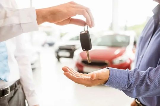 Wie es mit den Neuanmeldungen von Autos in der EU aussieht, haben Analysten jetzt betrachtet. Demnach läuft es eher zäh, auch wenn die Anmeldezahlen bei Elektroautos im Vergleich zum Vorjahr deutlich angestiegen sind. Hier die Details ...(Bild:  Kesselmann)