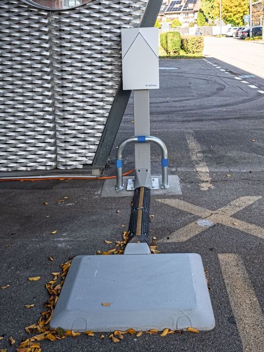 Die induktive Ladestation im Empa-Mobilitätsdemonstrator „move“ erreicht einen Wirkungsgrad von rund 90 Prozent – vergleichbar mit dem Laden über Kabel. (Bild:  Empa)