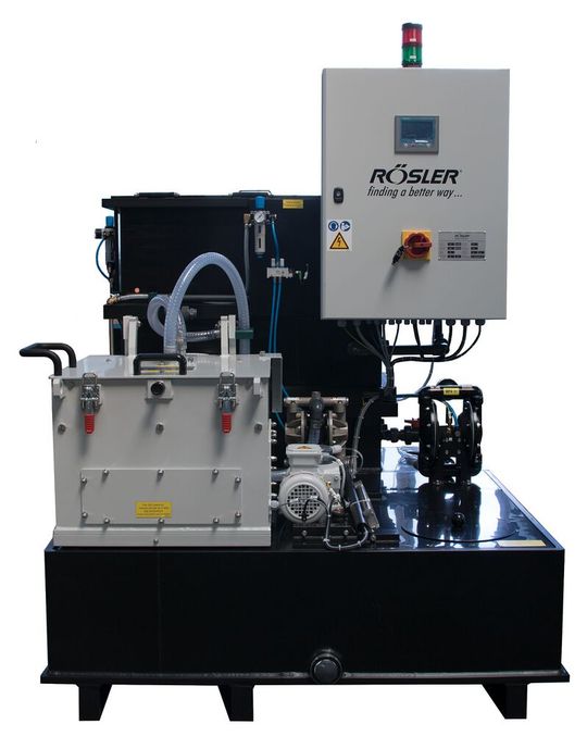 Für die ressourcenschonende Kreislaufführung des Prozesswassers sind die Anlagen an ein halbautomatisches Zentrifugen-Aufbereitungssystem Z 800 angeschlossen.(Bild:  Rösler Oberflächentechnik GmbH)