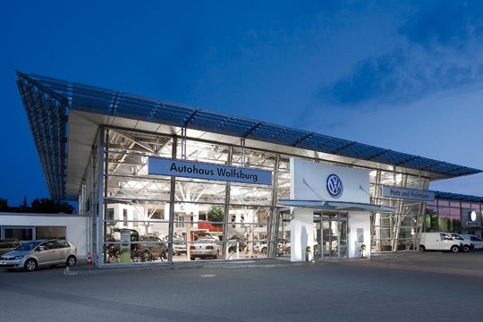 Der Volkswagenbetrieb ist der strahlender Mittelpunkt der Automeile des Autohauses Wolfsburg. (Archiv: Vogel Business Media)