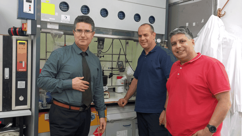 Die Gründer von Snow Polymers (v.l.): Alex Braun, Dr. Shai Garty, Sharon Raymond. Das Start-up entwickelt biologisch abbaubare Kunststoffe aus organischen Abfällen.(Bild:  Snow Polymers)