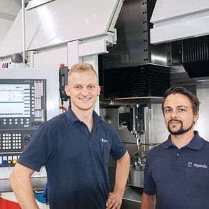 Fertigungsleiter Christoph Sauter (r.) und sein Kollege Martin Haug vor der 2-achsigen Vertikaldrehmaschine von Hembrug.(Bild:  myonic)