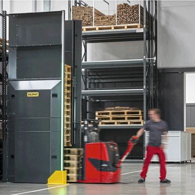 Modern signalling technology can be used to visualize fill levels in warehouses. For example, LED lights can indicate how high a stack of pallets is. (Image:Item Industrial Technology)