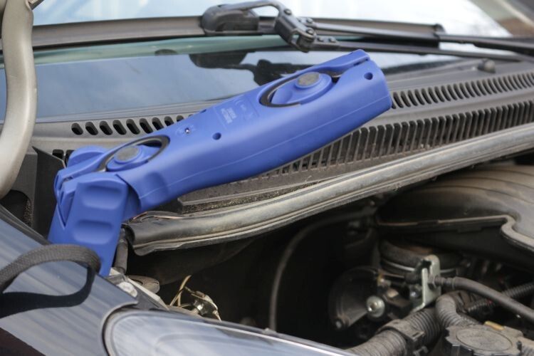 Im Boden steckt der dritte Magnet, der die Lampe in jedem der zahlreichen Knickwinkel sicher hält. (Foto. Holz)