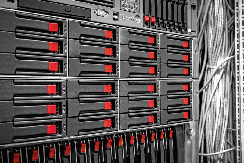 Bild 1: Rechenzentren sind große Energieverbraucher, vor allem wegen der notwendigen Kühlung. (© svedoliver - Fotolia)