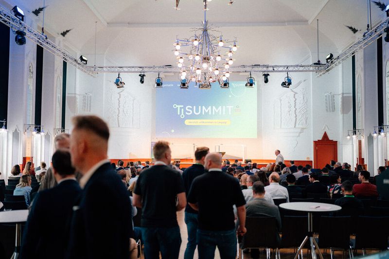 Auch im größten Saal des Gebäudes waren die Plätze zur Opening-Session schnell gefüllt, gut 1.300 Teilnehmende zählten die Veranstalter in diesem Jahr: Vertreterinnen und Vertreter von Kliniken, Krankenhäusern, Krankenkassen, aus Heilberufen und Pflege, Politik und Unternehmen. (Bild: WACH Studio GmbH)