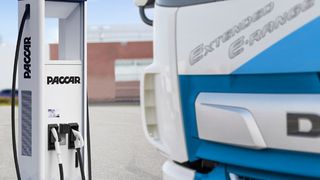 Eine Fraunhofer-Studie, die mithilfe des Open Source Tools namens Chalet von Amazon durchgeführt wurde, gibt nun Antworten dazu, wieviele Ladestationen der reibungslose Transportverker mit E-Lkw in Europa braucht und wo diese am besten stehen sollten. (Bild: DAF Trucks)