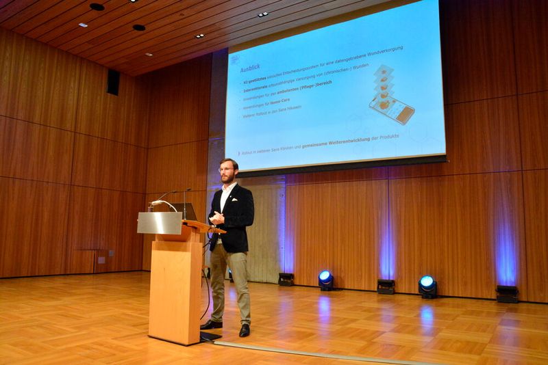 Michael Rosenstock, Bereichsleiter Sana Digital, berichtete aus der Praxis: „Digitales Wundmanagement bei der Sana  – vom Pilotprojekt zum Rollout“ (©Bayerisches Staatsministerium für Gesundheit und Pflege)