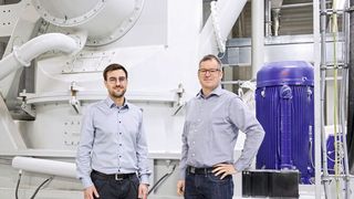 Alexander Langer, Deputy Head of Sales von Hosokawa Alpine (links) und Alister Grow, der das Kundenprojekt betreut hat, vor einer typischen Anlage zur Trockenfraktionierung von Proteinen mit ZPS und ATP. (Bild: Hosokawa Alpine)