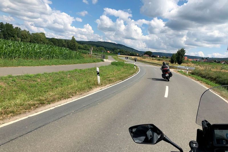 Der Traum für jeden Motorradfahrer: malerische Landschaft, bestes Wetter und kurvige, verkehrsarme Straßen. (Dotzler, Dominsky, Lacher, Maderner, Michel, Rosenow, Schweitzer/»kfz-betrieb“)