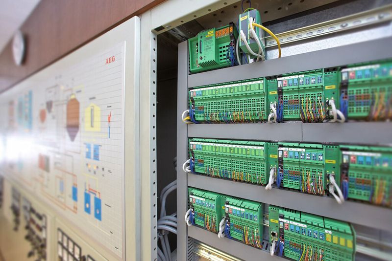 Die permanente Kommunikation zwischen Leitwarte und Regenüberlaufbecken stellt den automatisierten Betrieb sicher. (Phoenix Contact)