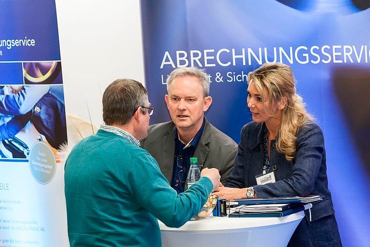 Adelta Finanz als einer der Sponsoren der Würzburger Karosserie- und Schadenstage liegt mit seinem praktischen Abrechnungsservice voll im Trend. (Stefan Bausewein)