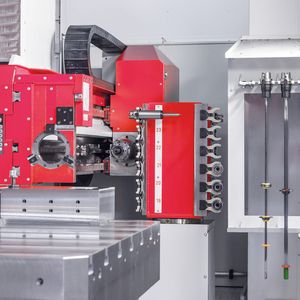Die Bohr-und-Fräseinheit hat aufgrund ihrer zwei Schwenklager einen kurzen Hebelarm und erreicht dadurch ein optimales dynamisches Verhalten.