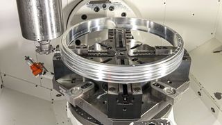 Glatte Spannbacken halten im zweiten Schritt das Werkstück aus Aluminium sicher in Position. (Bild: HWR Spanntechnik / Lokomotiv)