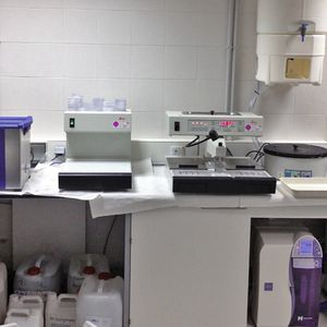 Abb.2: Waschraum mit Milli-Q-Integral-System und 60-Liter-Vorratstank, die Entnahmeeinheiten im Histologielabor sowie eine zusätzliche Entnahmeeinheit im Molekularbiologielabor speisen.