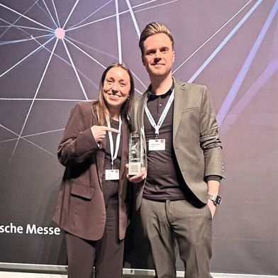 Robotic Award Hannover Messe: Der Preis ging an GoodBytz. Gründer Dr. Hendrik Susemihl (re) ist Ingenieur und promovierter Robotik-Experte. Er hatte die technische Vision und entwickelte den ersten Prototypen des Kochroboters. (Bild: Kristin Rinortner)