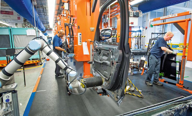 In dem BMW-Werk in Spartanburg im amerikanischen Bundesstaat South Carolina ist die direkte Zusammenarbeit zwischen Mensch und Maschine bereits Alltag. Ohne Schutzzaun arbeiten Roboter des dänischen Herstellers Universal Robots Hand in Hand mit den menschlichen Mitarbeitern. (Bild: BMW Group)