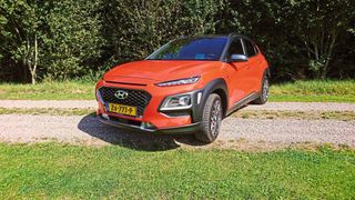 Hyundai erweitert sein Angebot an Hybridmodellen und stellt seinem SUV Kona eine Variante mit zwei Antrieben zur Seite. (Sven Prawitz/»Automobil Industrie«)