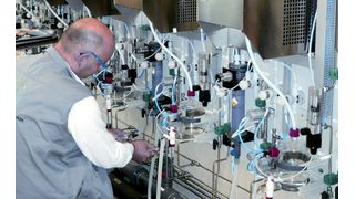 Ein Mitarbeiter von Bayer Technology Services bei der Endmontage in einem Analysencontainer  (Bild: BTS)