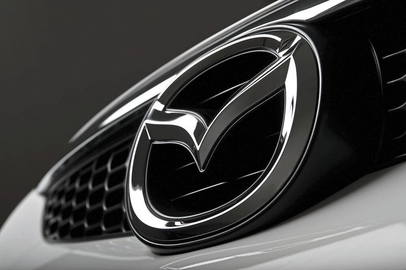 Der Flügel im Mazda-Logo steht für Wachstum und Verbesserungen. Der Flügel im Mazda-Logo steht für Wachstum und Verbesserungen.