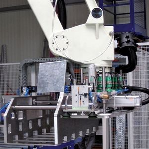 Bild 2: Um ein Eindrücken zu ver-hindern, klemmt der Robotergreifer die Pakete von oben. Bild: de Man