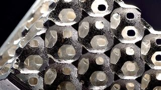 Der Aluminiumschaum-Block besteht aus Zellen, die als regelmäßige Polygone mit 14 Oberflächen definiert werden. (Bild: Goodfellow)