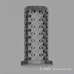 Filterelement aus Quarzglas mit 180 µm Poren. Der Filter ist 3,6 mm lang und hat einen Innendurchmesser von 875 µm. Das Gerät ist mit einem Befestigungsrand ausgestattet. Das Filterelement hat eine hohe Temperaturbeständigkeit und kann extrem harten chemischen Bedingungen standhalten, da es aus Quarzglas besteht.(Bild:  UpNano)