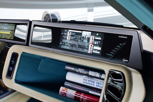 Der hybride Sportwagen Σtos: unterwegs mit persönlichem Autopilot und Drohne. (Rinspeed)