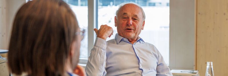 Günter Müller hat CADFEM in den 1980er-Jahren gegründet und beschreibt Benedikt Hofmann die Anfangsjahre und den Weg in die Gegenwart.(Bild:  CADFEM / Nadine Wilhelm Fotografie)