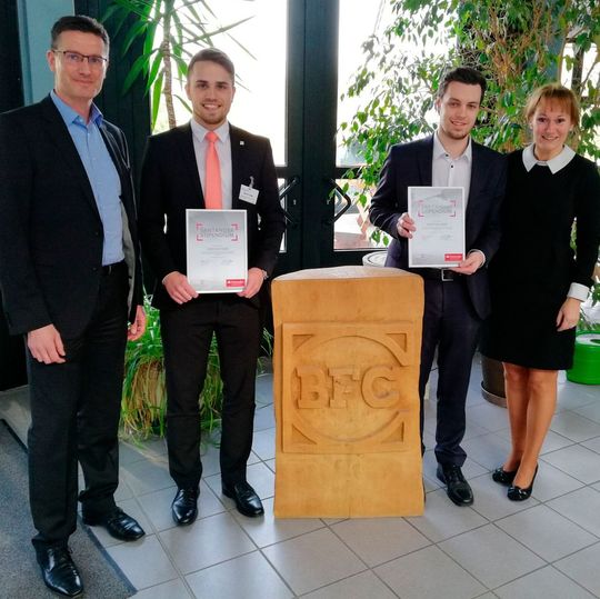 Übergabe der Stipendien an die BFC-Stipendiaten: (v. li. Maik Kynast, Santander, Bereichsleiter Vertrieb Mobilität, Bent Friebe, Timo Weber und BFC-Geschäftsführerin Sylvia Gerl).(Bild:  Santander Consumer Bank)