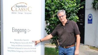 Ein Fingerzeig für alle, die guten Service suchen, egal ob Sie einen Oldtimer oder irgendeinen anderen Pkw fahren: in jedem Fall Hagenlocher. (Dominsky/»kfz-betrieb«)